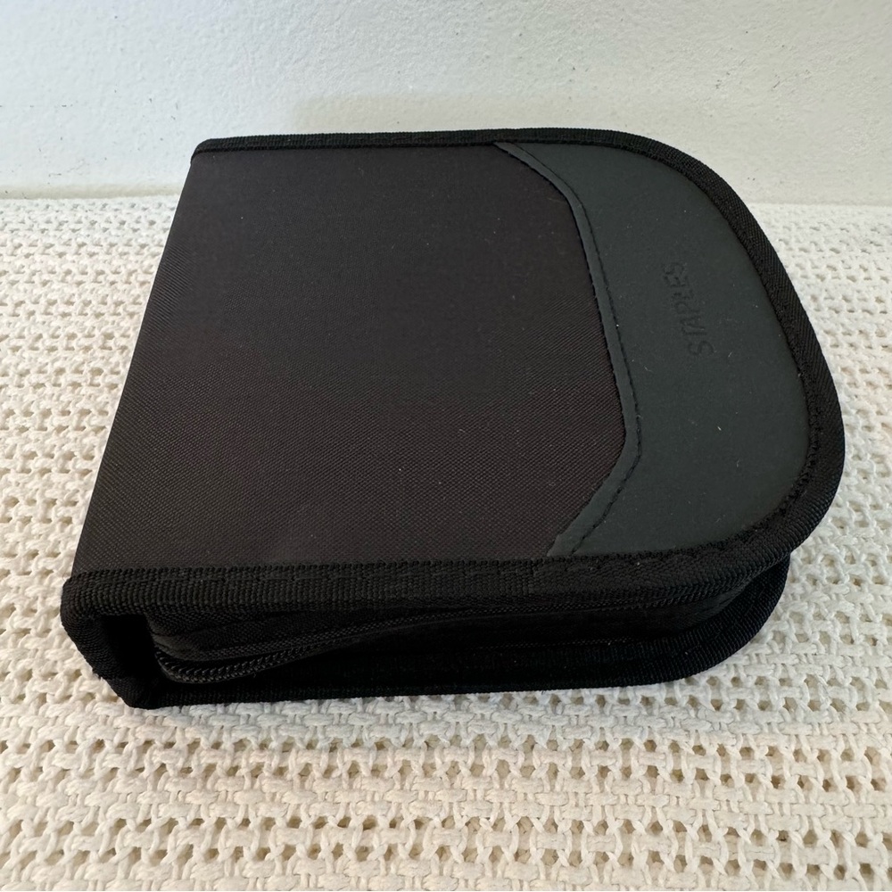 Staples Black CD/DVD storage Case Zipper Black Holds 32 Discs